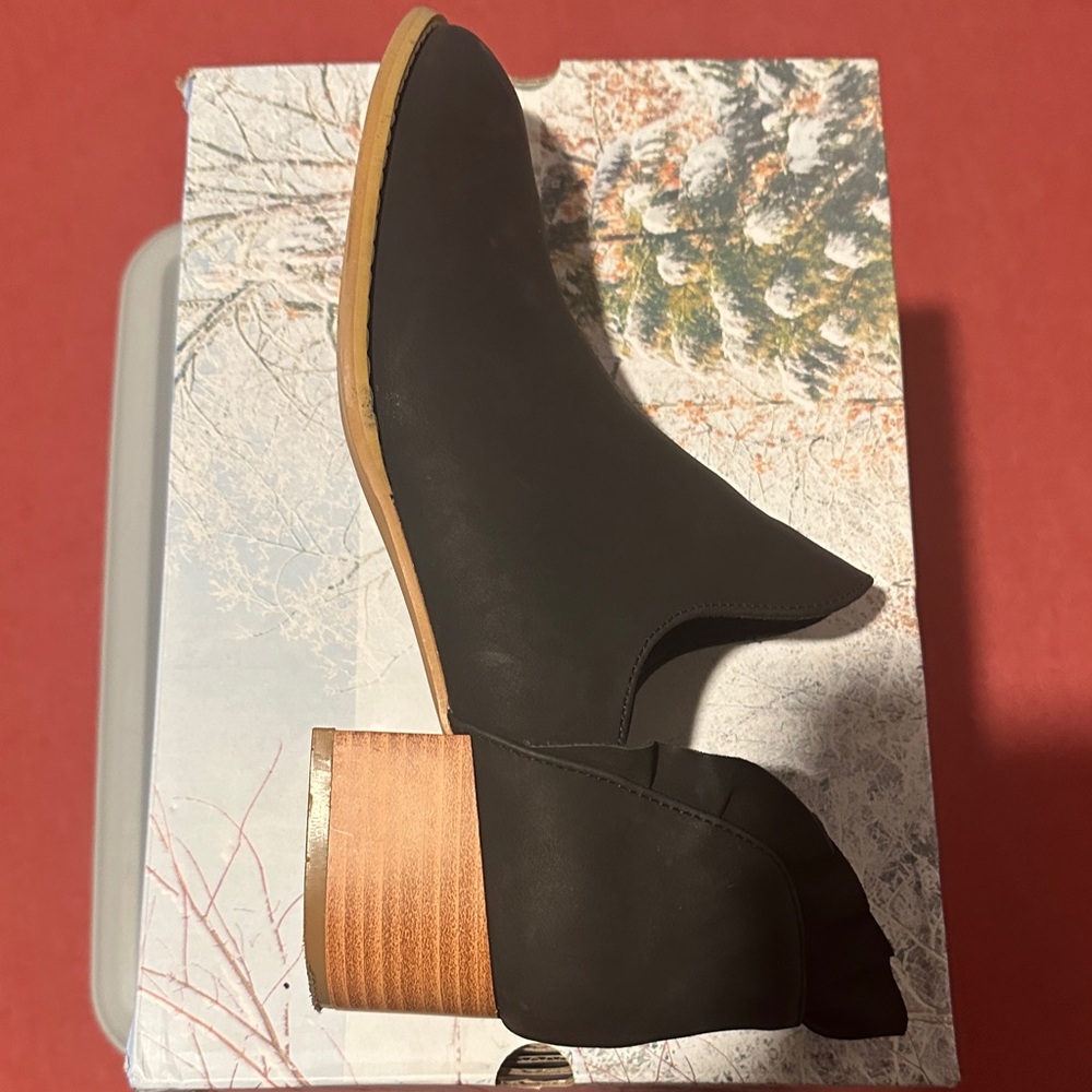 Elegant Black Ankle Booties with Wooden Heel